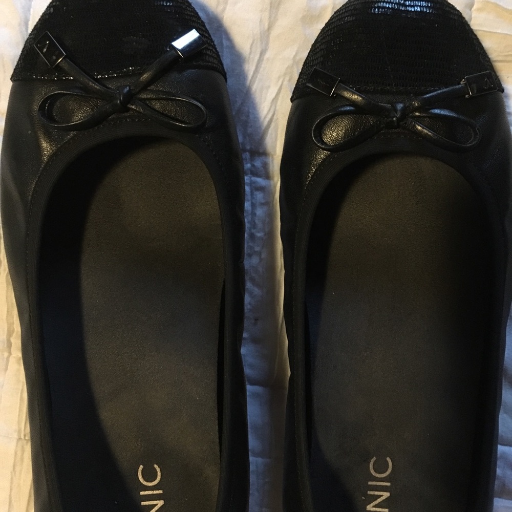 Vionic black flats